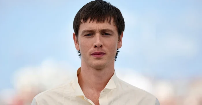 Harris Dickinson Biography